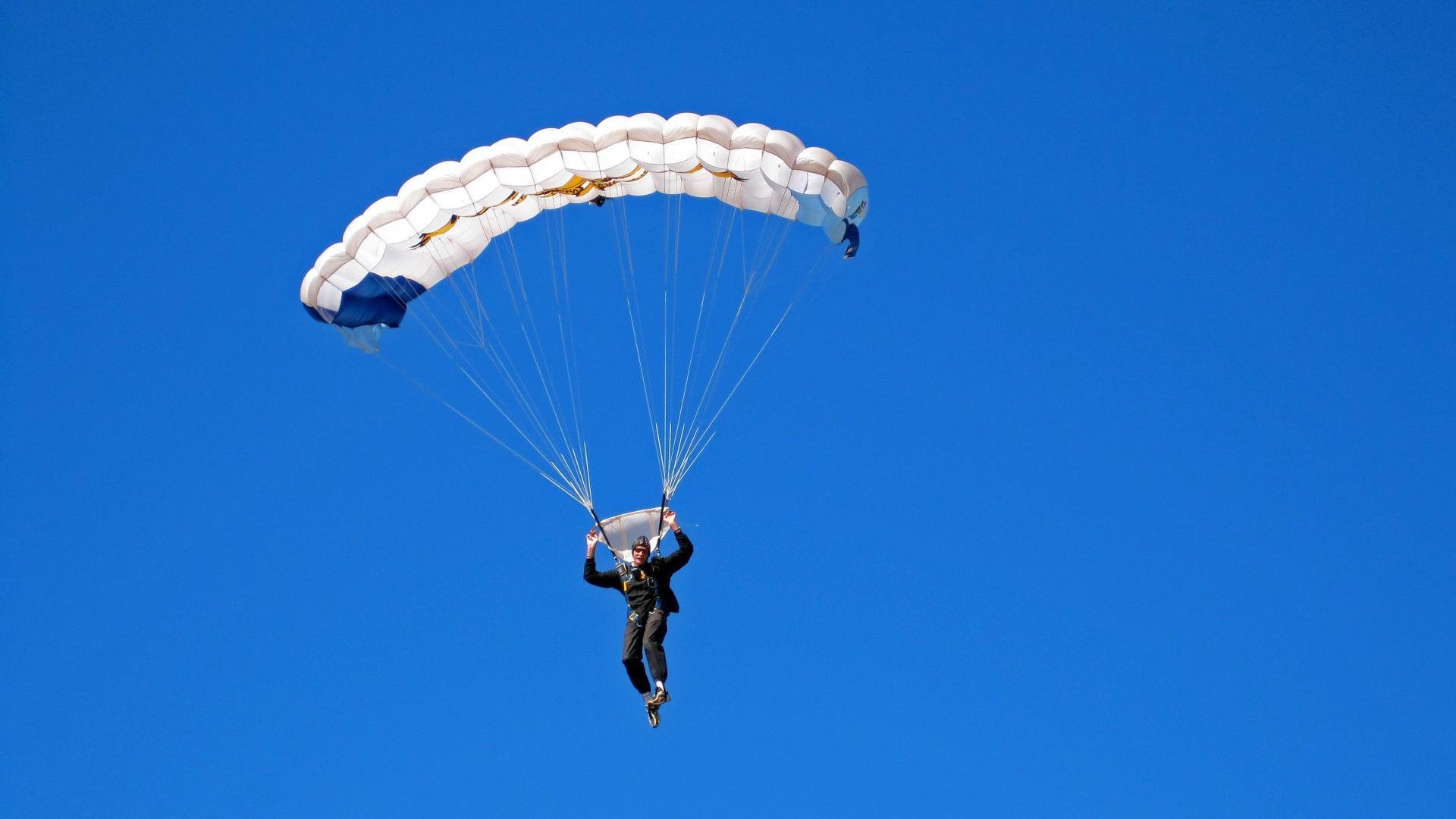 全国青少年竞技飞盘比赛火热展开，青少年热情高涨，飞盘比赛海报